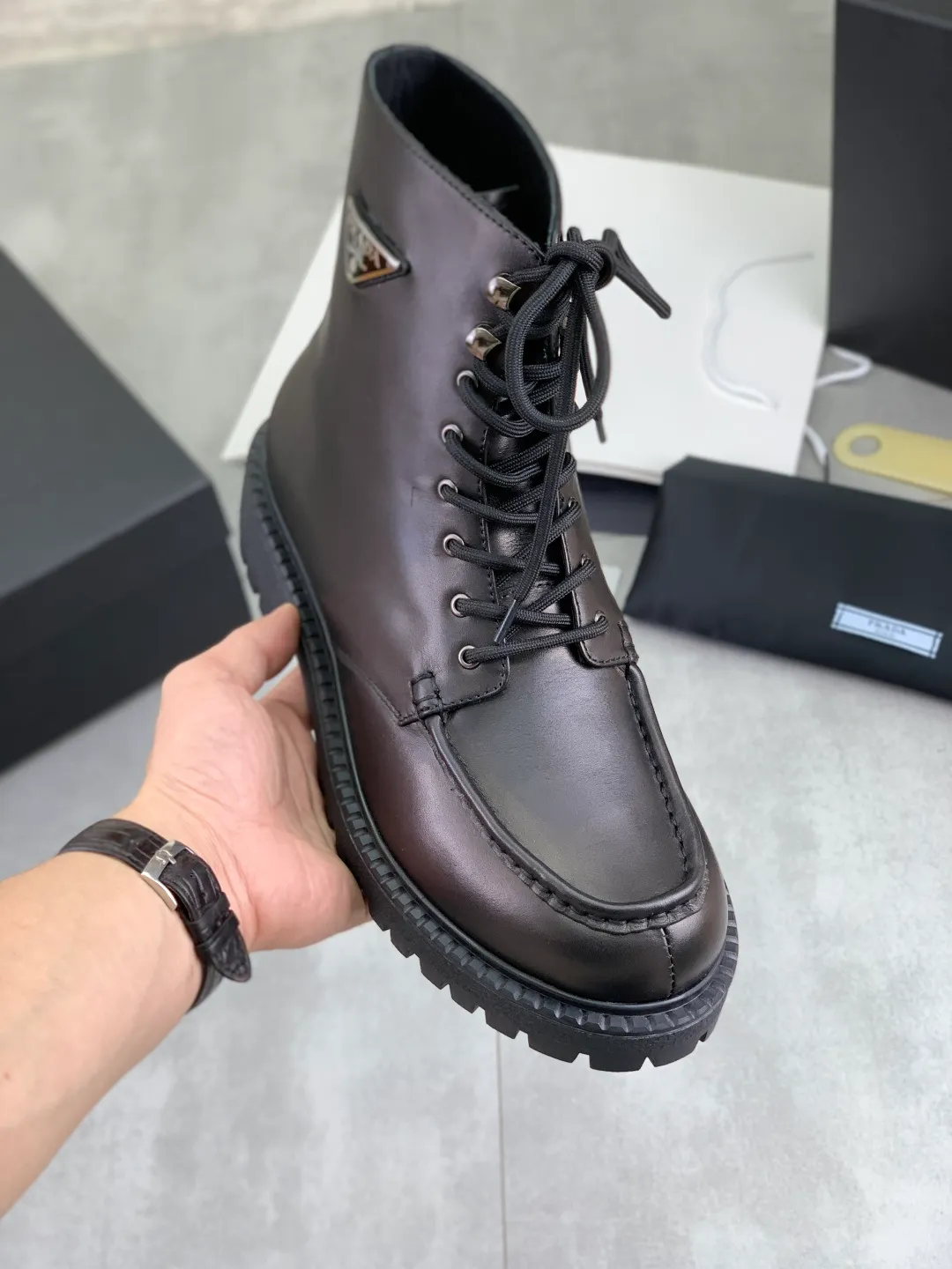Men's shoes 💰P800 new style 💰 high-top boots 💎💎💎 water-dyed cow lining original order quality PRADA —🆘.Prada original order purchasing, high-end business leather shoes, fabric: imported from Italy calfskin ➕ water-dyed cow lining / cowhide lining ➕ special original foam outsole, fine workmanship, real thing ^_^ Photographed 🎬size: 39-45
